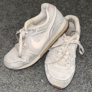 Nike Women's MD Runner 2 SE (AQ9121-801) Guava Ice 🌵8